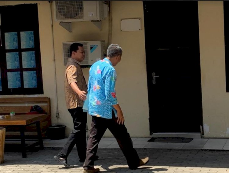 Direktur MUS, Afri Handoko (biru) saat mendatangi Polres Madiun /RMOLJATIM.