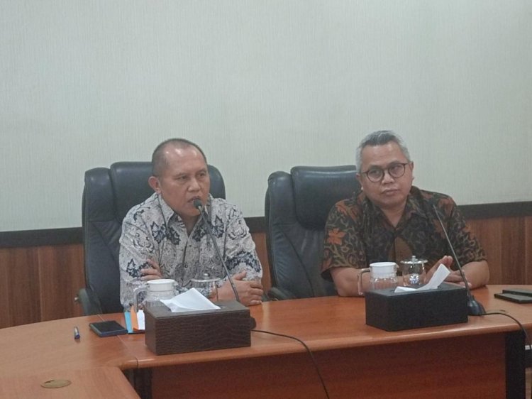 Setda Pemkab (kiri) didampingi Kadis Kominfo Kab. Mojokerto memberi penjelasan tentang pemecatan PNS