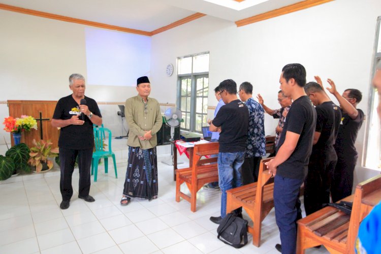 Caption: Pendeta Anang memimpin doa untuk Gus Ali Makki menjadi Bupati Banyuwangi/ist