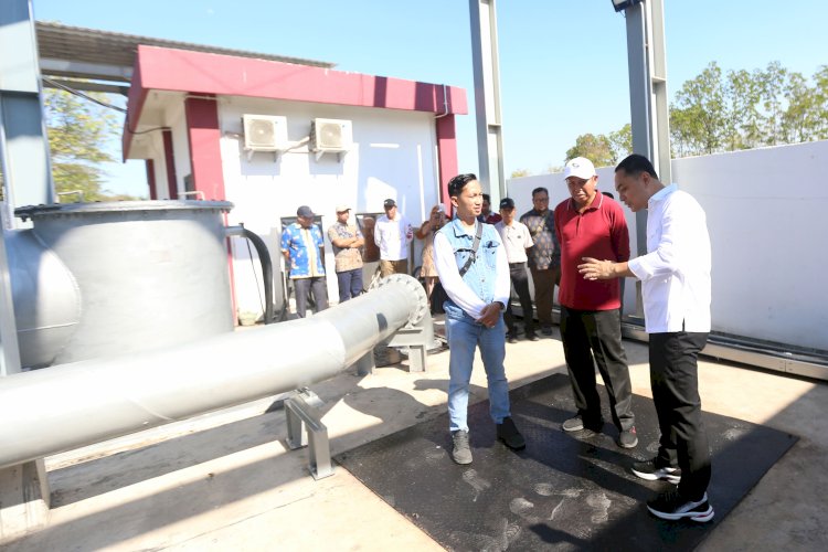 Teks foto: Wali Kota Eri meninjau rumah pompa baru/RMOLJatim