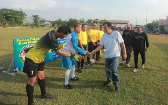 Bonie Laksmana saat membuka Turnamen Bonus Cup U-45/RMOLJatim