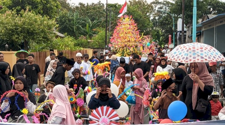 Pawai 10.000 kembang endhog memperingati Maulid Nabi Muhammad SAW Desa Gitik, Kecamatan Rogojampi, Banyuwangi/ist
