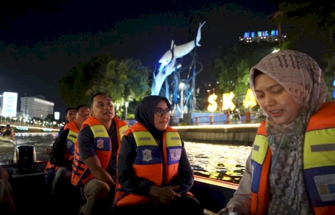 Wali Kota Eri bersama Rini Indriyani menikmati wisata perahu air susur sungai Kalimas/ist