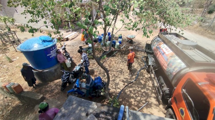 BPBD Bondowoso saat distribusi air bersih/ist