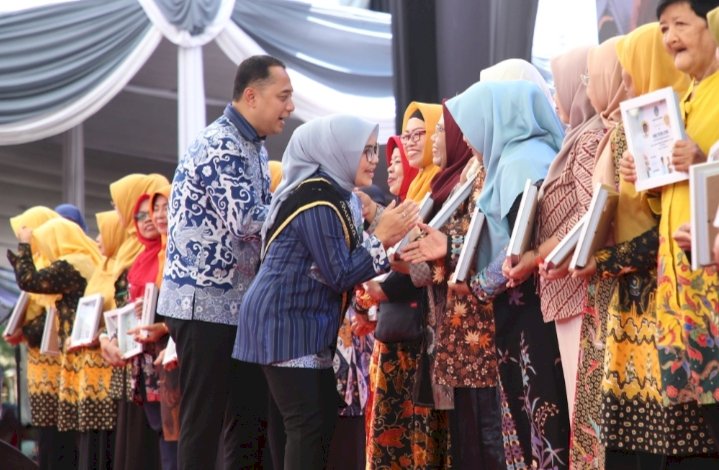 Wali Kota Eri didampingi Rini Indriyani memberikan apresiasi kepada Bunda PAUD/RMOLJatim