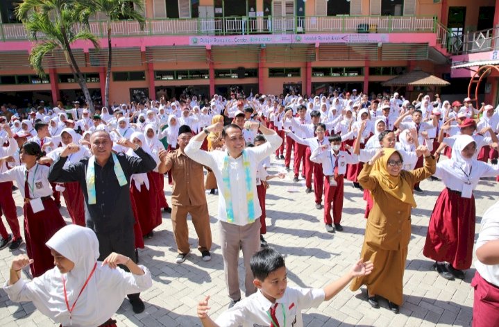 Wali Kota Eri bersama siswa SDN di Surabaya/RMOLJatim