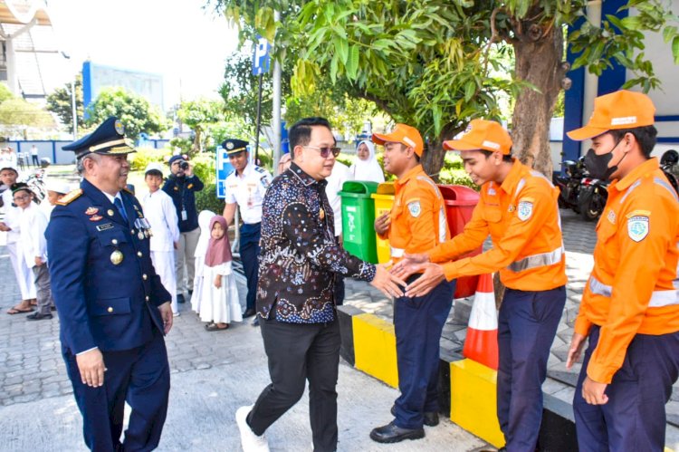 Pj Gubernur Jatim Adhy Karyono saat menghadiri peringatan Hari Perhubungan Nasional di Surabaya/Ist