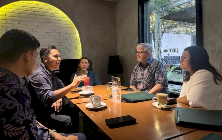 Ketua PW GP Ansor Jatim Musaffa Safril berbincang dengan Konsulat Australia/IST