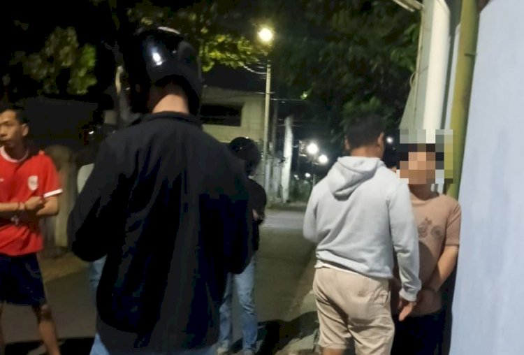 HK (baju coklat) ketika ditangkap polisi usai beli narkoba/RMOLJatim