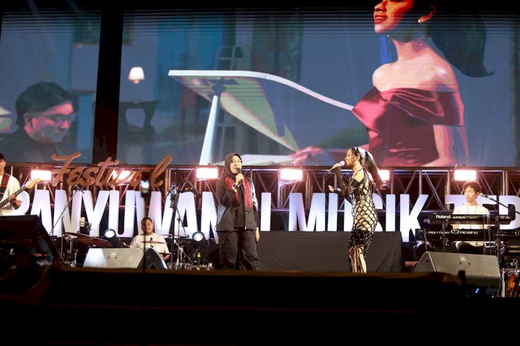Bupati Ipuk sepanggung bareng Lyodra di acara Banyuwangi Musik Tepi Pantai/Humas pemkab Bwi   