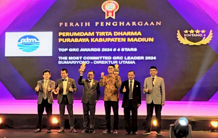 Perumda Tirta Dharma Purabaya Madiun saat menerima penghargaan sebagai TOP Awards GRC 2024/ foto : Dokumen Perumda Tirta Dharma Purabaya Madiun. 