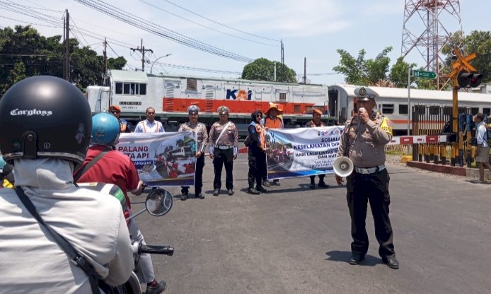 Anggota Satlantas Polres Jombang dan petugas KA Stasiun Jombang saat sosialisasi di jalan KH Hasyim Asy'ari/RMOLJatim