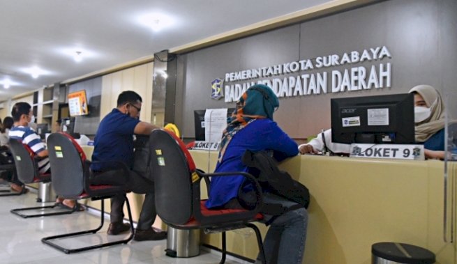 Warga memanfaatkan program penghapusan sanksi administratif atau denda PBB di kantor Bapenda Kota Surabaya/RMOLJatim