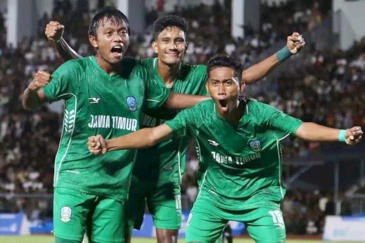 Tim sepak bola putra Jawa Timur meraih medali emas/Ist