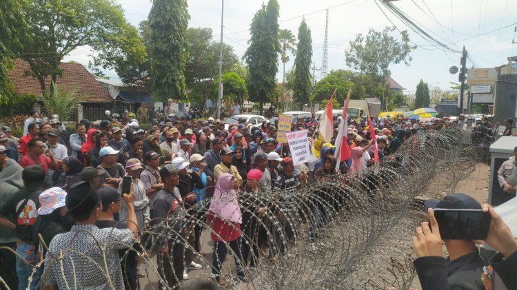 Aksi turun jalan ratusan buruh PDP Kahyangan Jember di Kantor PDP Kahyangan Jember dan Pendopo wahyawibawagraha Pemkab Jember/Ist