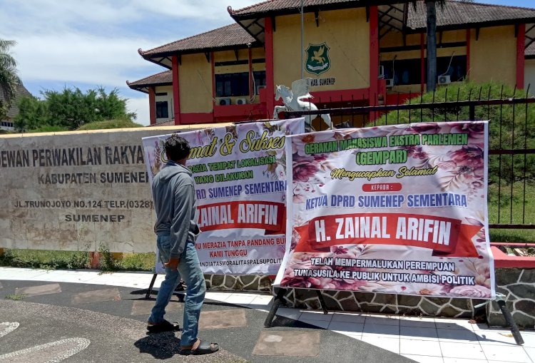 Karangan bunga ucapan razia tempat prostitusi di depan Kantor DPRD Sumenep/Ist