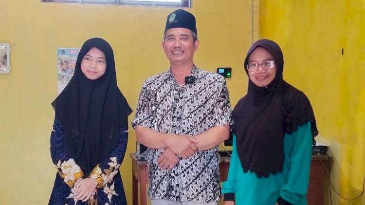 Ketua PC LP Ma'arif NU Banyuwangi, Ahmad Shodiq (tengah) bersama Nila Nurul Wasi'ah (kiri) peraih juara 3 Pembelajaran Bahasa Arab Nasional/ist