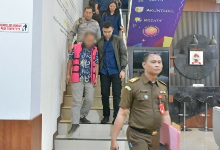 Tersangka korupsi kredit macet saat digelandang petugas Pidsus Kejari Tanjung Perak menuju mobil tahanan/ist