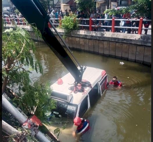 Feeder Wira Wiri Suroboyo tercebur sungai di kawasan Gunung Anyar/ist