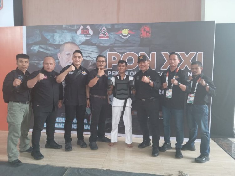 Bambang Haryo Ketua Kodrat Jatim, didampingi Ketua Harian, Erwin H. Poedjono, dan para pelatih bersama petarung Jatim peraih medali emas PON XXI 2024 Aceh-Sumut/Ist