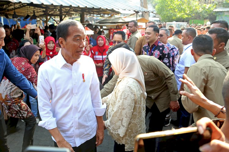 Teks foto: Wali Kota Eri saat mendampingi Presiden Jokowi di pasar Dukuh Kupang/RMOLJatim   