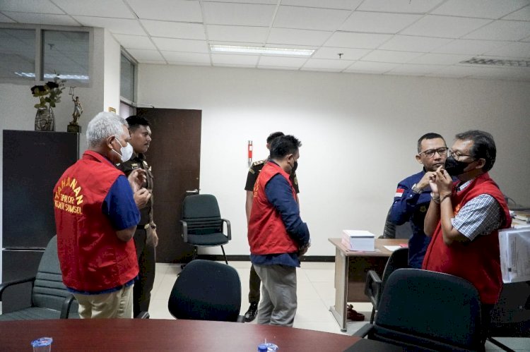 Tiga Pegawai PT Waskita Karya mengenakan rompi tahanan usai ditetapkan tersangka korupsi proyek LRT/Penkum Kejati Sumsel