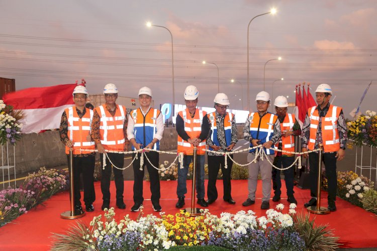 Wali Kota Eri meresmikan Flyover Teluk Lamong/RMOLJatim