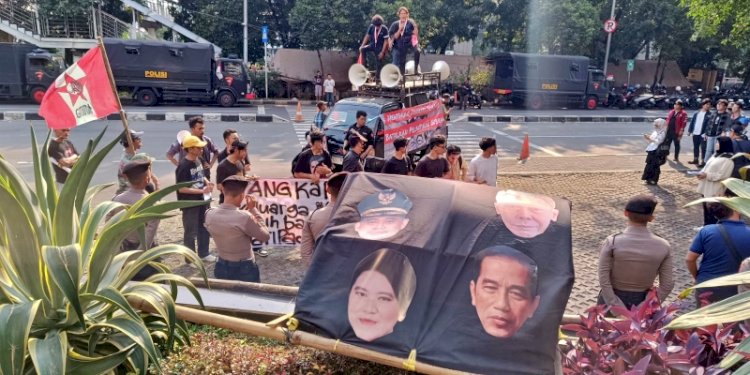 Gerakan Mahasiswa Nasional Indonesia (GMNI) menggelar unjuk rasa di depan Gedung Merah Putih KPK, Jalan Kuningan Persada Kav 4, Setiabudi, Jakarta Selatan, Jumat sore (20/9)/RMOL