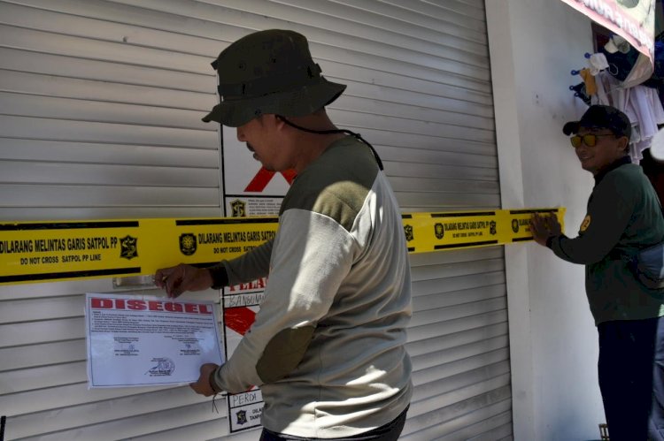 Teks foto: Satpol PP Surabaya menyegel bangunan tak memiliki izin PBG/RMOLJatim