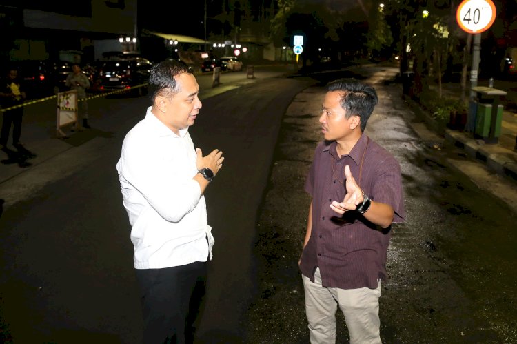 Teks foto: Adi Gunita mendampingi Wali Kota Eri mengecek pengaspalan jalan Bubutan menuju arah Tugu Pahlawan/RMOLJatim