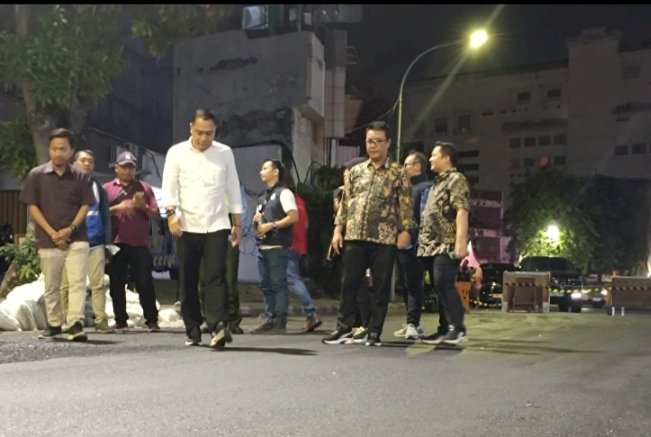 Wali Kota Eri Cahyadi mengecek proyek Pengaspalan di Jalan Bubutan/RMOLJatim