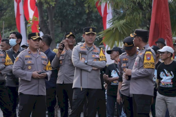 Kapolres Lamongan AKBP Bobby A Condroputro (tengah) saat meninjau lokasi pelaksanaan penetapan calon Pilkada 2024 di Sport Center Lamongan/Antara