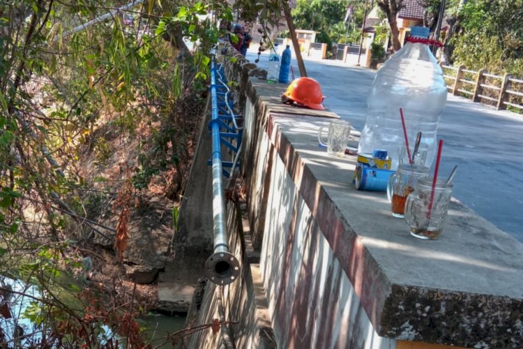Jaringan pipa air Perumdam Lawu Tirta, Magetan, Jawa Timur terlihat di tempelkan di badan jembatan Joketro, Parang, Magetan diduga tanpa izin/ RMOLJatim