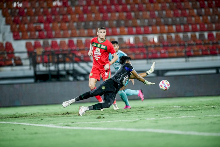 Andhika Ramadhani saat menyelamatkan gawang Bajol Ijo dari kebobolan/Persebaya