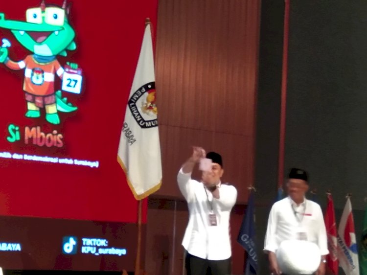 Teks foto: Eri menunjukkan nomer urut 1/RMOLJatim