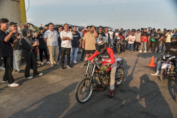 Teks foto: Wali Kota Eri melihat proses mekanik menyetel mesin hingga para pembalap saling adu kecepatan di Sirkuit GBT/ist