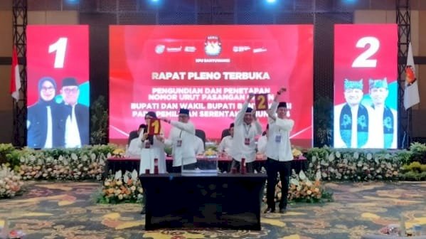 Peserta Pilkada Banyuwangi, Ipuk Fiestiandani dan Mujiono dengan Ali Makki Zaini dan Ali Ruchi menunjukkan nomor urut/RMOLJatim