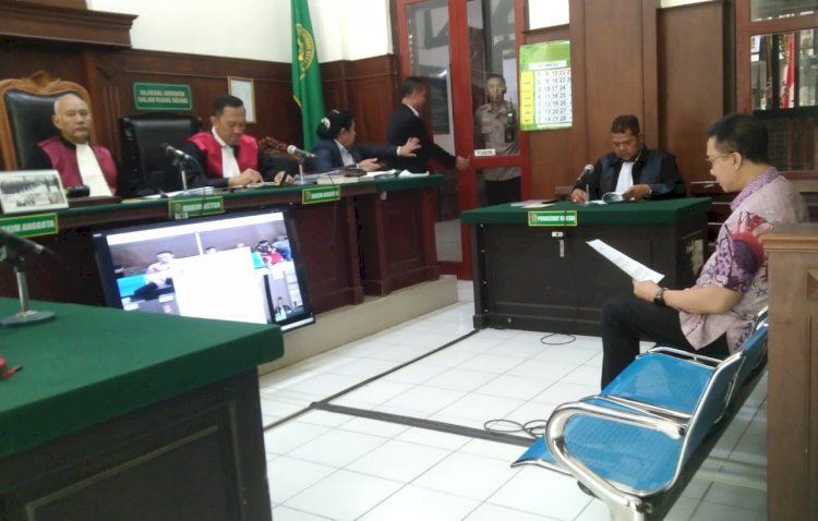 Terdakwa Heru Herlambang Alie saat membacakan nota pembelaan di Pengadilan Negeri (PN) Surabaya, Senin (23/9)/RMOLJatim