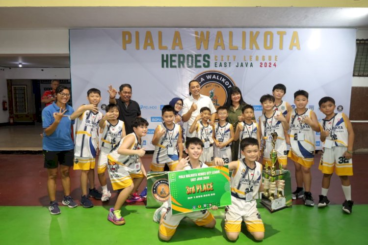 Teks foto: Wali Kota Eri bersama pemain bola basket memperebutkan Piala Walikota Heroes City League East Java 2024 di GOR Pancasila/ist