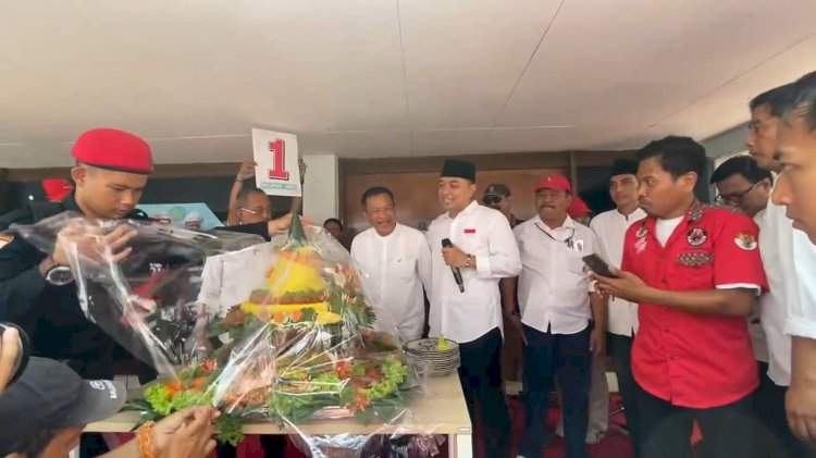 Teks foto: Eri Cahyadi-Armuji (ErJi) meresmikan basecamp pemenangan di Jalan Kartini, Surabaya/RMOLJatim