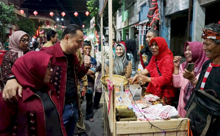 Wali Kota Eri Cahyadi meninjau UMKM Kya-kya Surabaya/RMOLJatim