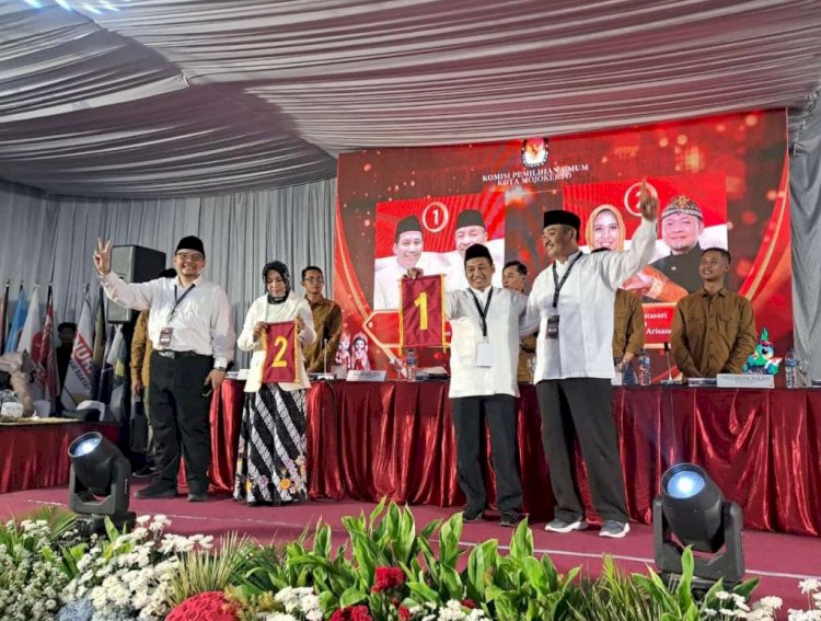 Pasangan Junaedi Malik dan Chusnun Amin mendapat nomor urut 1 dan pasangan Ika Puspitasari (Ning Ita) dan Rachman Sidharta Arisandi nomor urut 2/ist