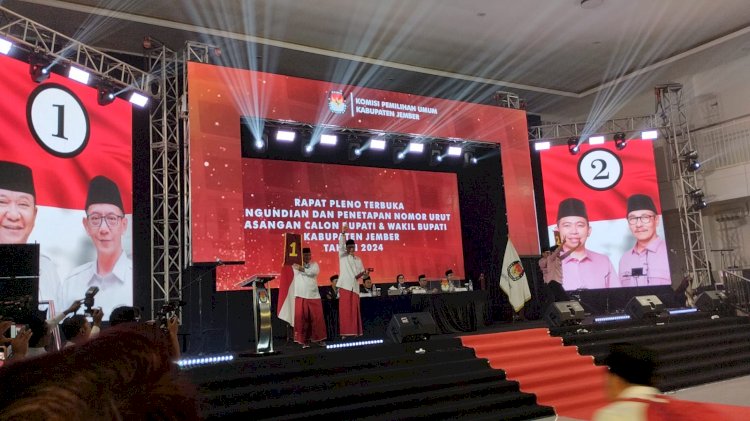 Paslon Hendy Siswanto - KH Muhammad Balya Firjaun Barlaman dan H Muhammad Fawait - Djoko Susanto saat menunjukkan nomor urut masing-masing.