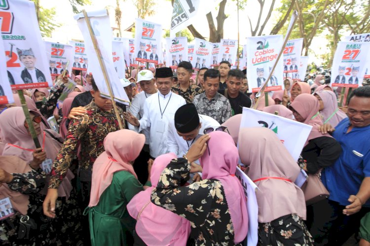Barisan emak-emak menyambut Paslon nomor urut 2, Gus Ali Makki dan Ali Ruchi/ist