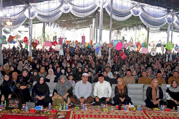 Teks foto: Wali Kota Eri bersama PKK RT se Surabaya/ist