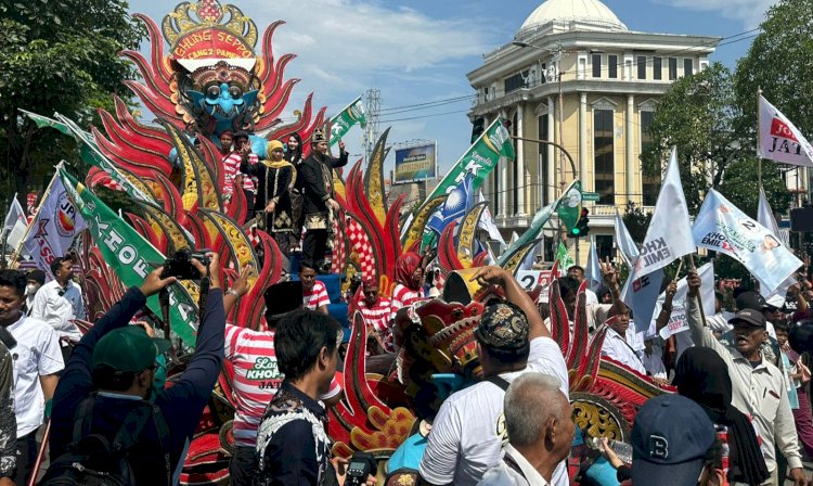 Khofifah-Emil Dardak diarak ribuan pendukung dengan diiringi kesenian menuju Tugu Pahlawan/RMOLJatim