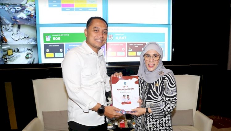 Wali Kota Eri menyerahkan Nota Pengantar Tugas kepada PJs Wali Kota Surabaya, Restu Novi Widiani/RMOLJatim