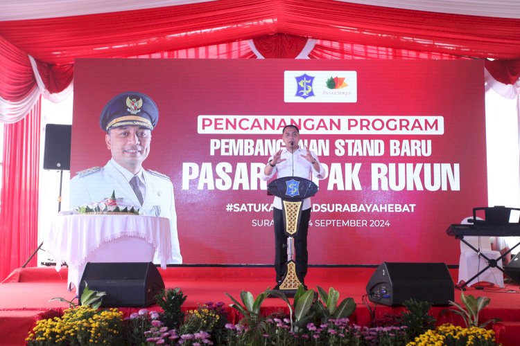 Teks foto: Wali Kota Eri mencanangkan program pembangunan stand baru Pasar Dupak Rukun/RMOLJatim