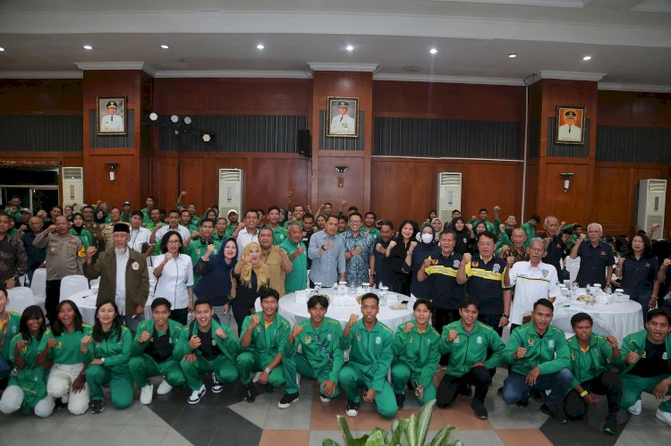 Teks foto: Wali Kota Eri bersama para atlet berprestasi dalam PON Aceh-Sumatra Utara 2024/RMOLJatim