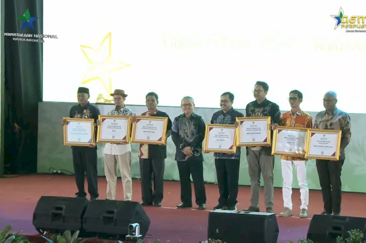 Teks foto: Ikhsan menerima penghargaan Nugra Jasa Dharma Pustaloka kategori Kabupaten/Kota Literasi dari Perpusnas RI/ist